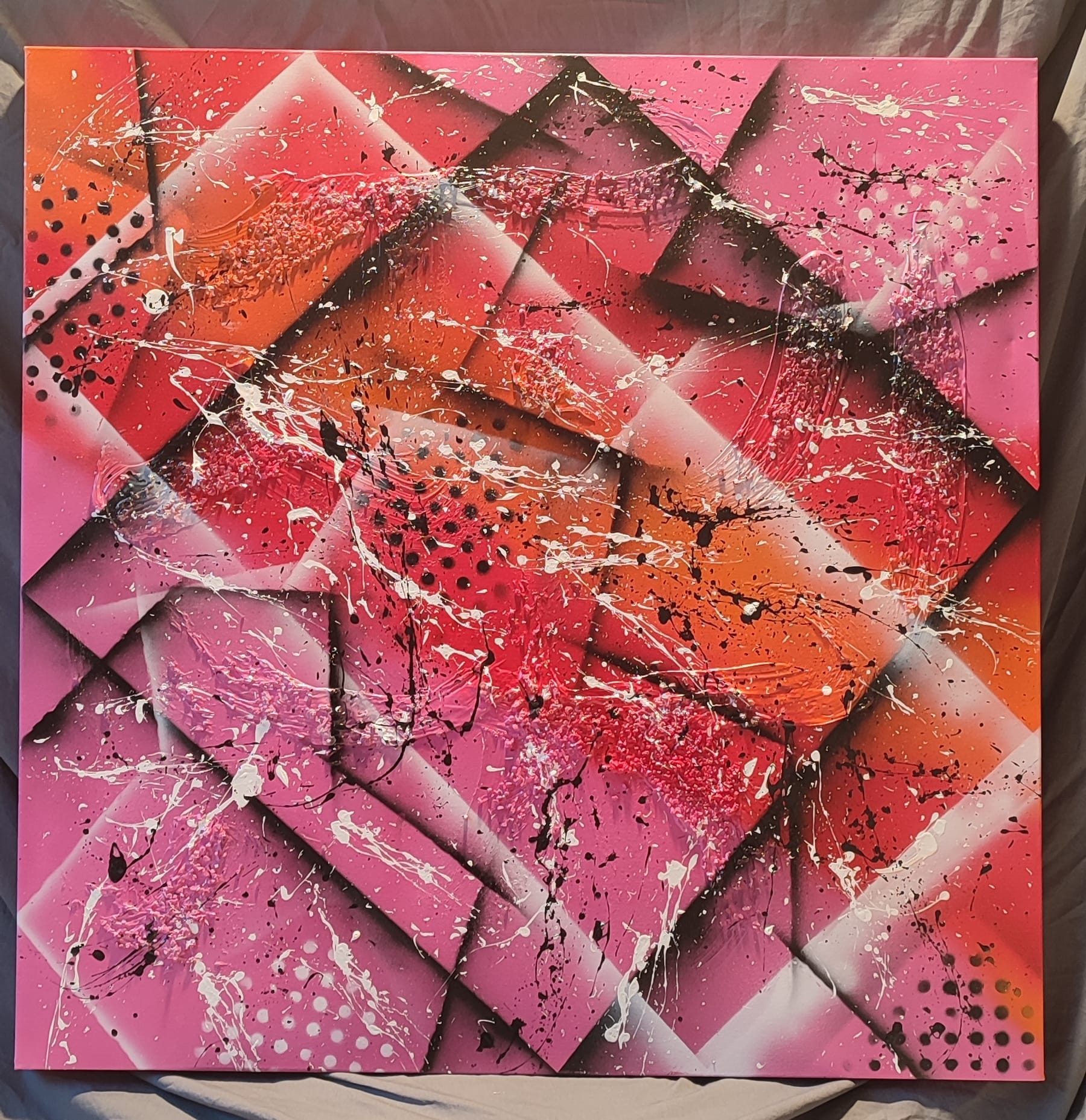Escape game pink, 80 cm par 80 cm, matières utilisées : plâtre, sable, bombes aérosols et peinture acrylique